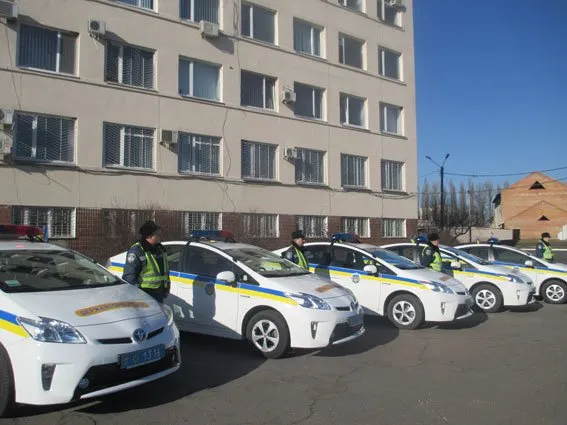 Автопарк працівників дорожньо-патрульної служби Полтавщини поповнився 15-ма новенькими, сучасними автомобілями «Toyota Prius» — фото 1