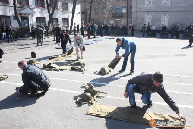 Призовники та добровольці армії, навчали як поводитись зі зброєю (Фоторепортаж) — фото 6
