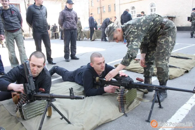 Призовники та добровольці армії, навчали як поводитись зі зброєю (Фоторепортаж) — фото 8
