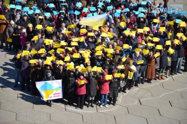 У Полтаві провели флеш-моб «Полтава - з Кримом, а Крим - це Україна!» (Фоторепортаж) — фото 9