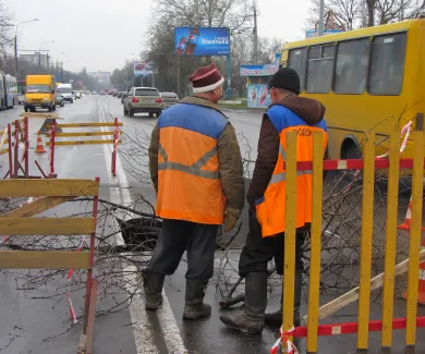 На вулиці Фрунзе утворилася яма близько п’яти метрів у довжину і два метри в ширину (Фото) — фото 1