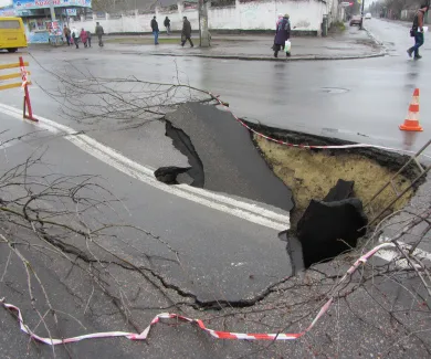 На вулиці Фрунзе утворилася яма близько п’яти метрів у довжину і два метри в ширину (Фото) — фото 2