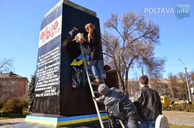 Постамент, де стояв пам'ятник Леніну, перетворили на символічний монумент на честь Небесної сотні (Фоторепортаж) — фото 3