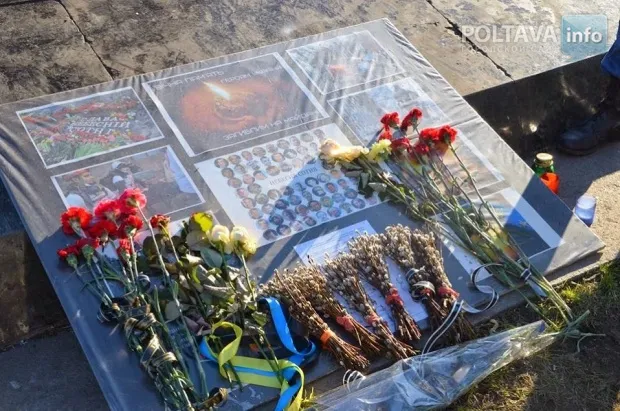 Постамент, де стояв пам'ятник Леніну, перетворили на символічний монумент на честь Небесної сотні (Фоторепортаж) — фото 5