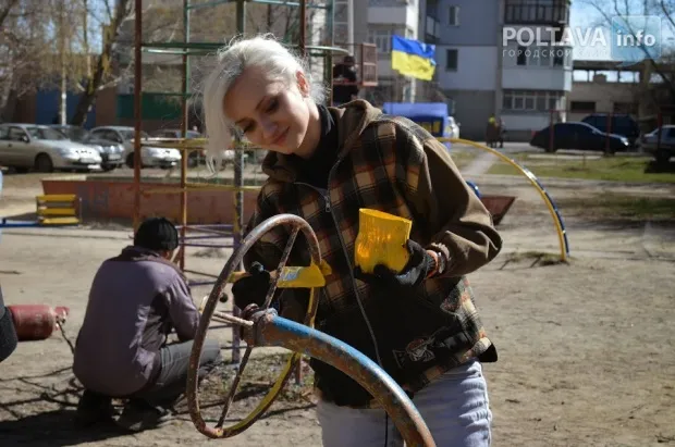 Активісти молодіжних організацій «Студентська Cвобода» та «Сокіл» відновили дитячий майданчик у мікрорайоні Половки (Фоторепортаж) — фото 6