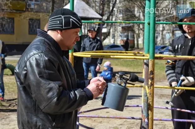 Активісти молодіжних організацій «Студентська Cвобода» та «Сокіл» відновили дитячий майданчик у мікрорайоні Половки (Фоторепортаж) — фото 8