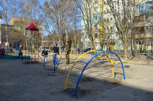 Активісти молодіжних організацій «Студентська Cвобода» та «Сокіл» відновили дитячий майданчик у мікрорайоні Половки (Фоторепортаж) — фото 9