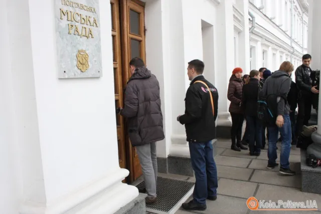 Зранку до міськради ні звичайних громадян, ні пресу не впускали людей (Фото) — фото 1