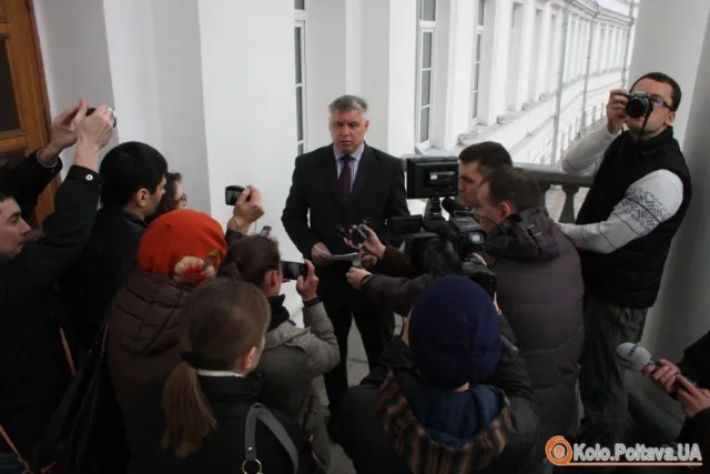 Зранку до міськради ні звичайних громадян, ні пресу не впускали людей (Фото) — фото 2