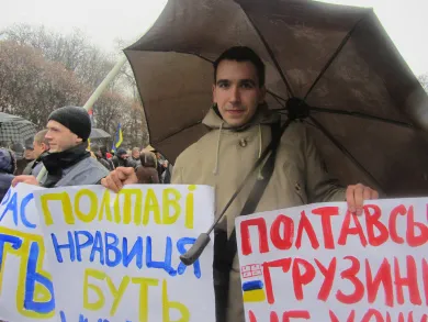 Більше тисячі полтавців зібралися сьогодні на Меморіалі Солдатської слави, більше відомому, як «Вічний вогонь» (Фоторепортаж) + (Відео) — фото 4