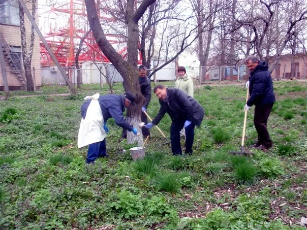 У рамках всеукраїнської акції «За чисте довкілля», у школі-інтернаті ім. Крупської провели суботник (Фоторепортаж) — фото 1