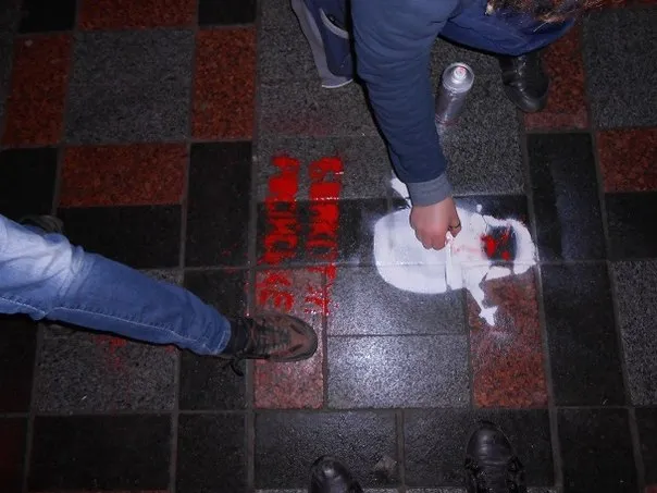 Активісти розмалювали місто «зубатими матрьошками» (Фото) — фото 3