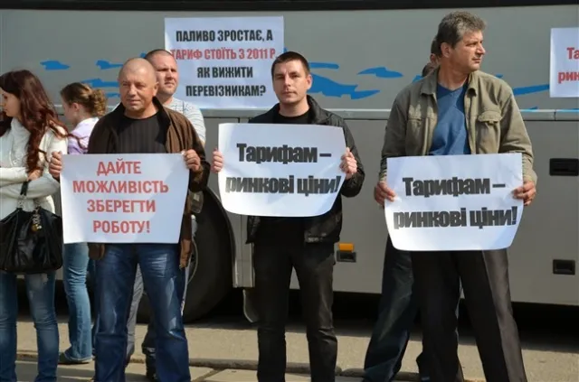 Перевізники пікетували Полтавську ОДА, вимагаючи підвищення тарифів (Фоторепортаж) + (Відео) — фото 2