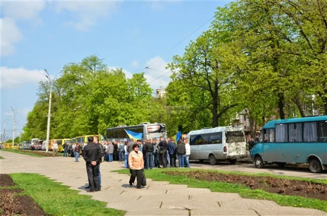 Перевізники пікетували Полтавську ОДА, вимагаючи підвищення тарифів (Фоторепортаж) + (Відео) — фото 7