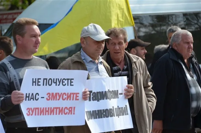 Перевізники пікетували Полтавську ОДА, вимагаючи підвищення тарифів (Фоторепортаж) + (Відео) — фото 8