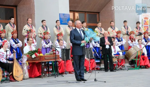 Біля Полтавської облдержадміністрації пройшов грандіозний концерт українського народного хору «Калина» (Фото) — фото 2