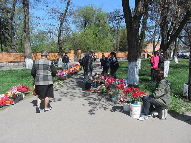 Полтавці пом’янути своїх померлих родичів (Фоторепортаж) — фото 1