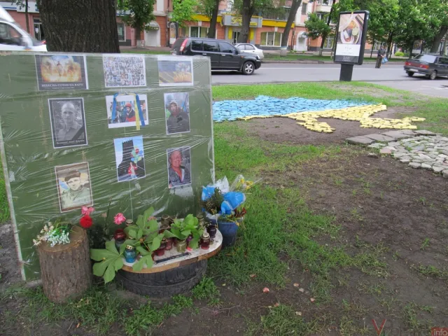 У Полтаві навпроти ОДА полтавці із цегли виклали карту України — фото 1