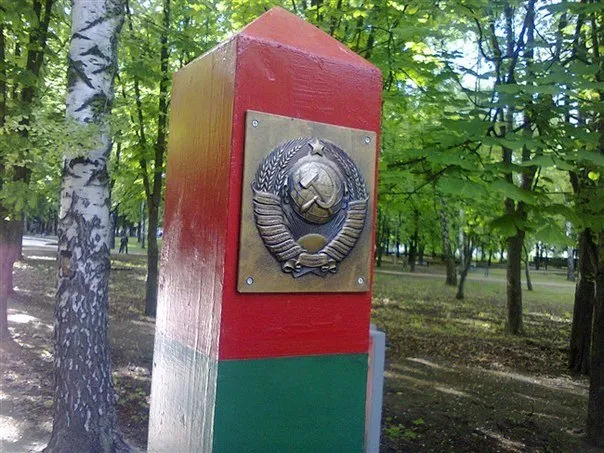 У Парку воїнів-інтернаціоналістів з’явилися два прикордонні стовпи (Фото) — фото 3