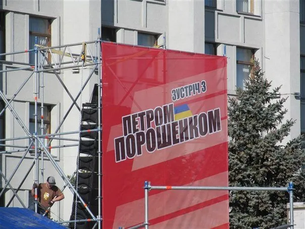 У Полтаві для Порошенка будують 10-метрову сцену (Фото) — фото 1