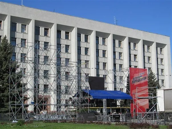 У Полтаві для Порошенка будують 10-метрову сцену (Фото) — фото 2