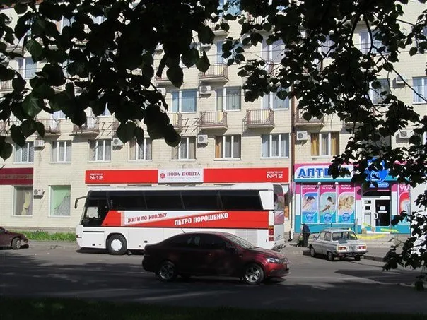 У Полтаві для Порошенка будують 10-метрову сцену (Фото) — фото 4