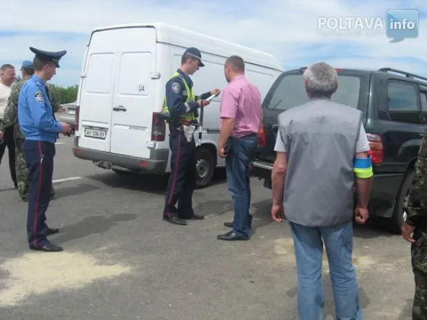 Працівники ДАІ разом із громадськістю, на блокпостах цілодобово контролюють автодороги — фото 1