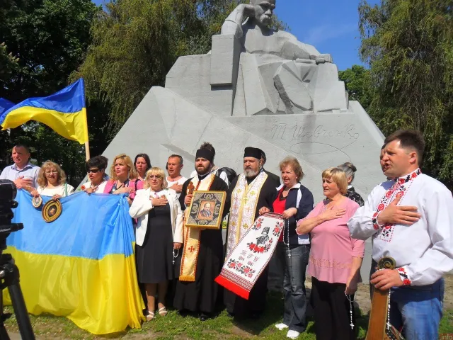 Біля пам’ятника Тарасу Шевченку поблагословили учасників пішої прощі до Канева — фото 1