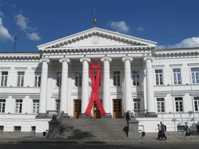 На будівлі Полтавської ОДА та міської ради повісили 10-ти метрові червоні стрічки (Фоторепортаж) — фото 1