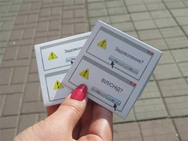 На будівлі Полтавської ОДА та міської ради повісили 10-ти метрові червоні стрічки (Фоторепортаж) — фото 2