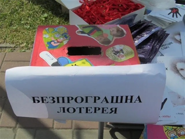 На будівлі Полтавської ОДА та міської ради повісили 10-ти метрові червоні стрічки (Фоторепортаж) — фото 7