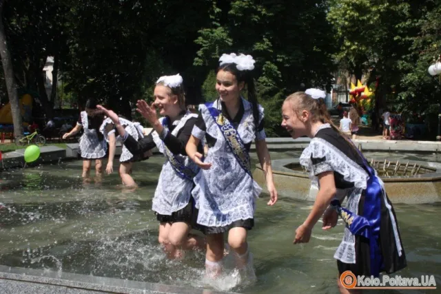 Полтавські випускники наслідувати давню традицію – купання у фонтанах (Фоторепортаж) — фото 1