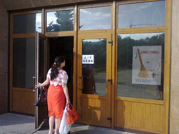 Януковича повісили на вході в Полтавську ОДА — фото 1