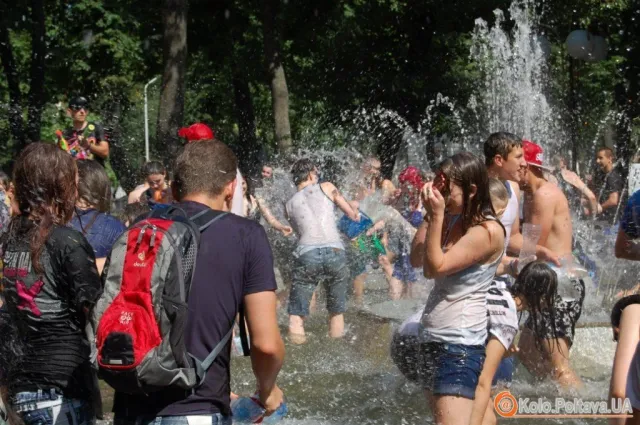 У Полтаві влаштували водяну битву (Фоторепортаж) — фото 1