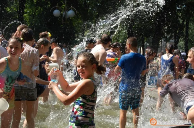 У Полтаві влаштували водяну битву (Фоторепортаж) — фото 5