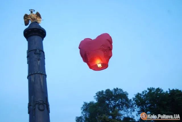 У Корпусному парку відбувся масовий запуск небесних ліхтариків (Фоторепортаж) — фото 2