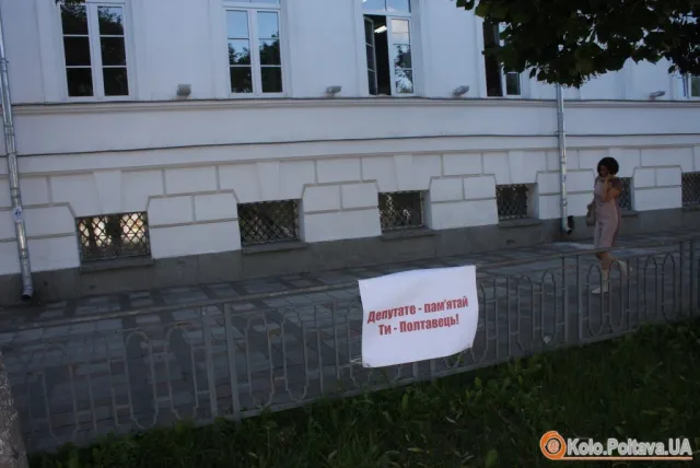 В центрі міста розклеїли листівки, в яких прохають допомогти посприяти, аби мер явився до суду (Фоторепортаж) — фото 1