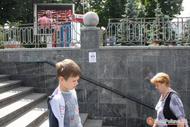 В центрі міста розклеїли листівки, в яких прохають допомогти посприяти, аби мер явився до суду (Фоторепортаж) — фото 3