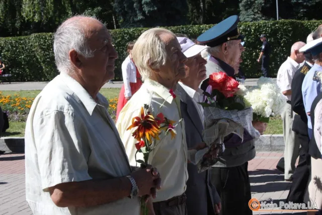 Кількасот полтавців прийшли до Меморіалу солдатської слави, щоб вшанувати загиблих у Великій Вітчизняній війні (Фоторепортаж) — фото 1