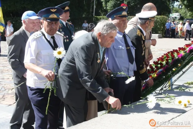 Кількасот полтавців прийшли до Меморіалу солдатської слави, щоб вшанувати загиблих у Великій Вітчизняній війні (Фоторепортаж) — фото 3