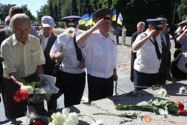 Кількасот полтавців прийшли до Меморіалу солдатської слави, щоб вшанувати загиблих у Великій Вітчизняній війні (Фоторепортаж) — фото 4