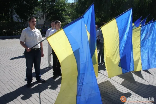 Кількасот полтавців прийшли до Меморіалу солдатської слави, щоб вшанувати загиблих у Великій Вітчизняній війні (Фоторепортаж) — фото 5