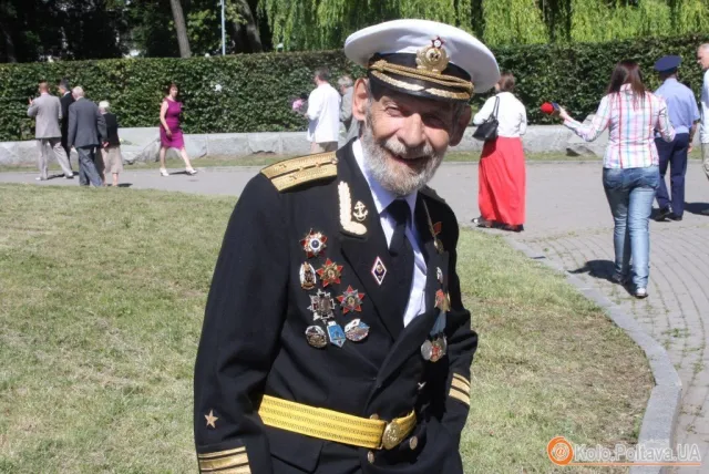 Кількасот полтавців прийшли до Меморіалу солдатської слави, щоб вшанувати загиблих у Великій Вітчизняній війні (Фоторепортаж) — фото 7