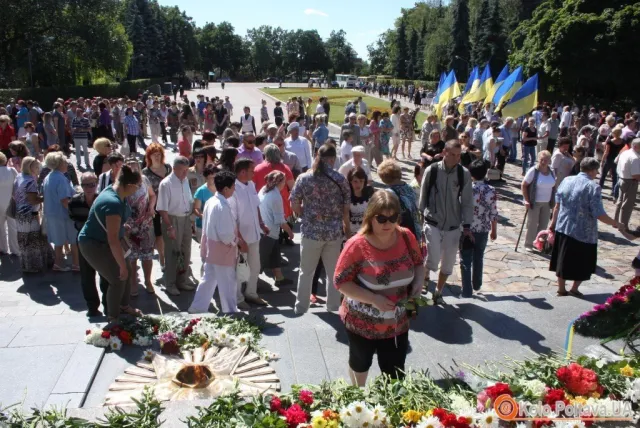 Кількасот полтавців прийшли до Меморіалу солдатської слави, щоб вшанувати загиблих у Великій Вітчизняній війні (Фоторепортаж) — фото 9