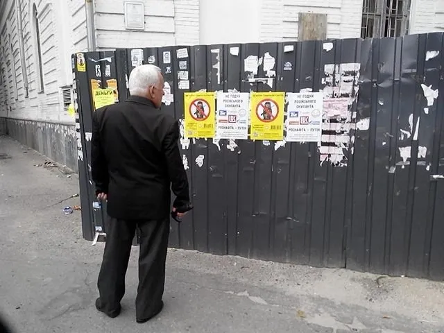 Активісти кампанії «Не купуй російське» розклеяли листівки із зображенням зубатої матрьошки (Фото) — фото 2