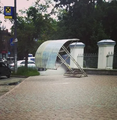 У Полтаві по вулиці Шевченка навпроти Обласної клінічної лікарні на вихідних упала зупинка (Фото) — фото 2