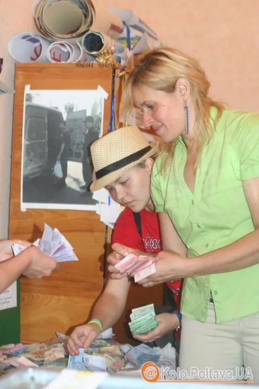 Активісти порахували кошти, які зібрали у скриню на благодійному заході (Фото) + (Відео) — фото 4