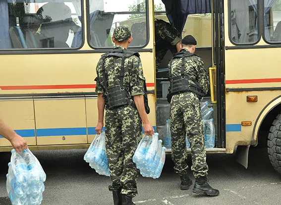 Загін полтавських міліціонерів вирушив у зону АТО (Фоторепортаж) — фото 4
