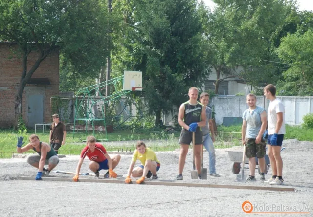 У Полтаві будують спортивний майданчик (Фоторепортаж) — фото 2