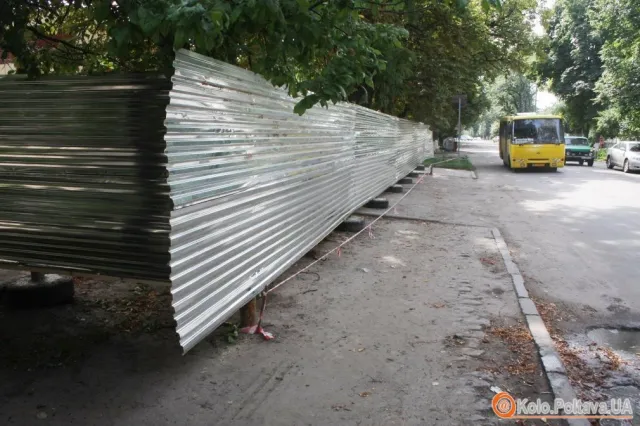 Пішохідну доріжку загородили парканом. Ведуть будівельні роботи (Фото) — фото 1